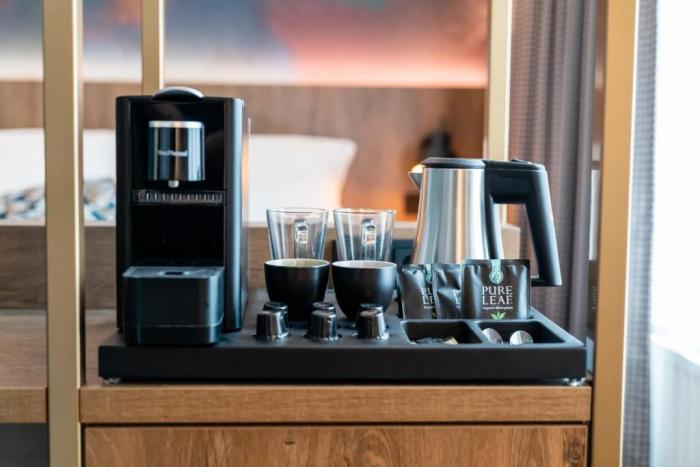 Hotel Haarhuis Arnhem Bilik gambar A Nespresso coffee machine in a hotel room